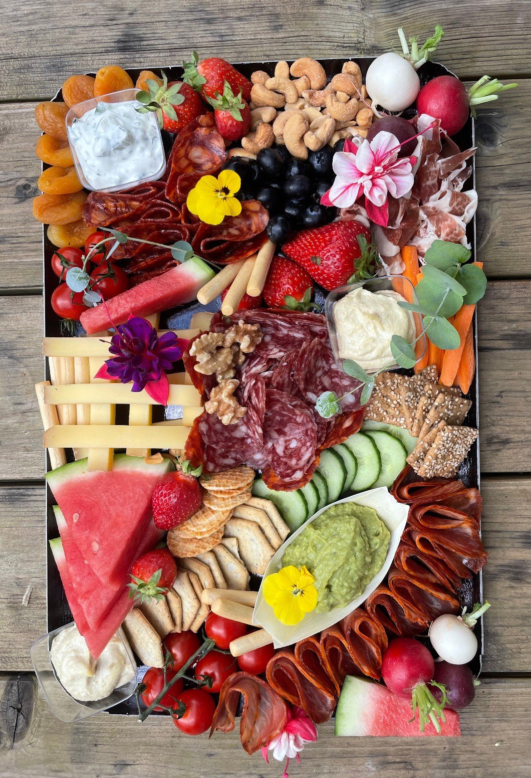 Pour un apéritif estival réussi, découvrez nos plateaux de charcuterie, fromage, ou encore de tapas